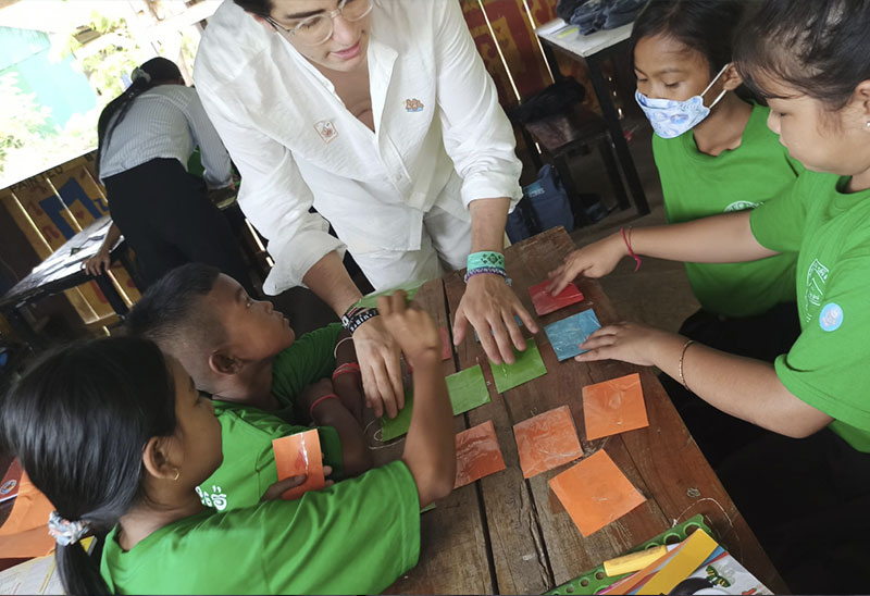 Voluntaria en camboya enseñando a niñas retos sociales