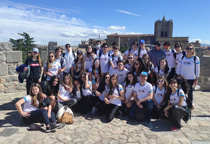 Jóvenes disfrutando de una experiencia multicultural en España