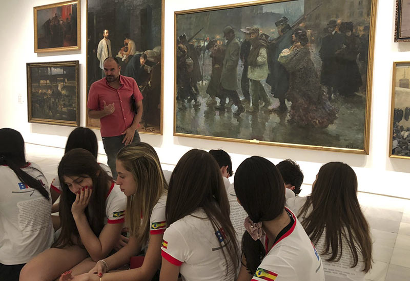Jóvenes disfrutando de talleres culturales en un museo