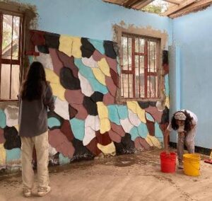 voluntarios pintando mural