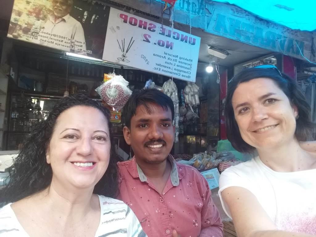 voluntarias con trabajadores en la India